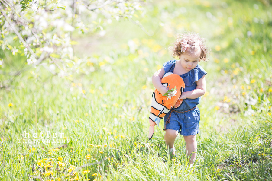 grand rapids family photography in the spring apple orchard 0015