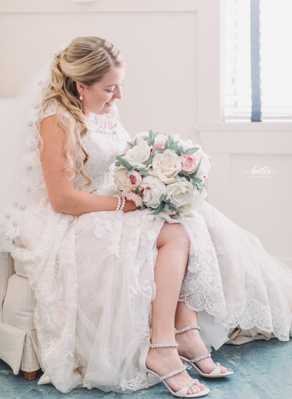 Choosing your wedding day getting ready location by finding good light and neutral colors