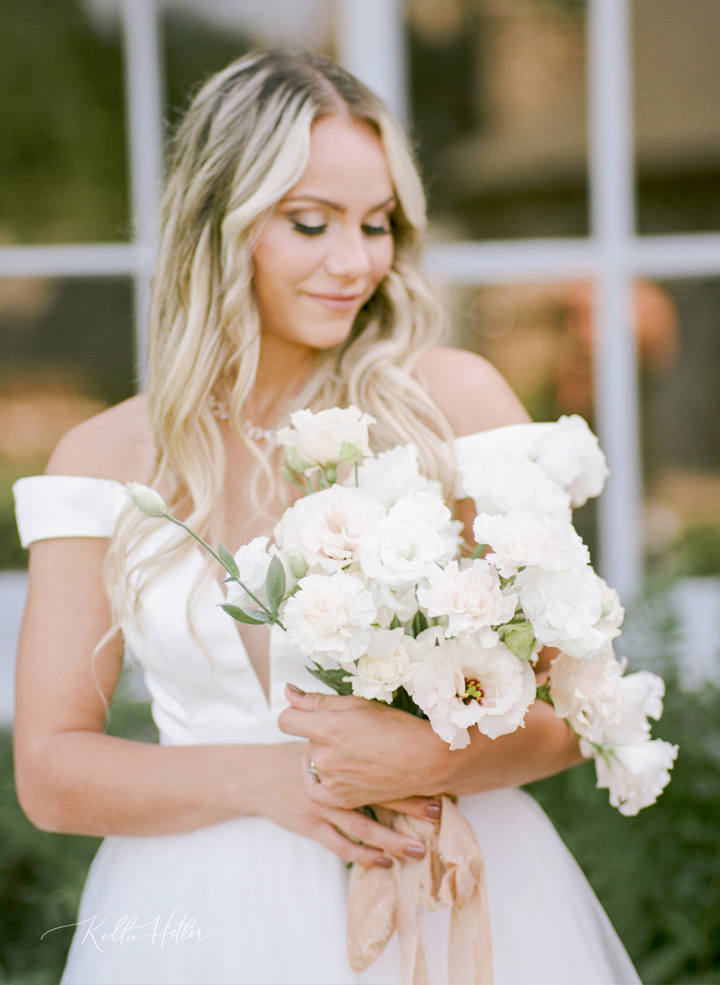 bride at castle farms with bouquet