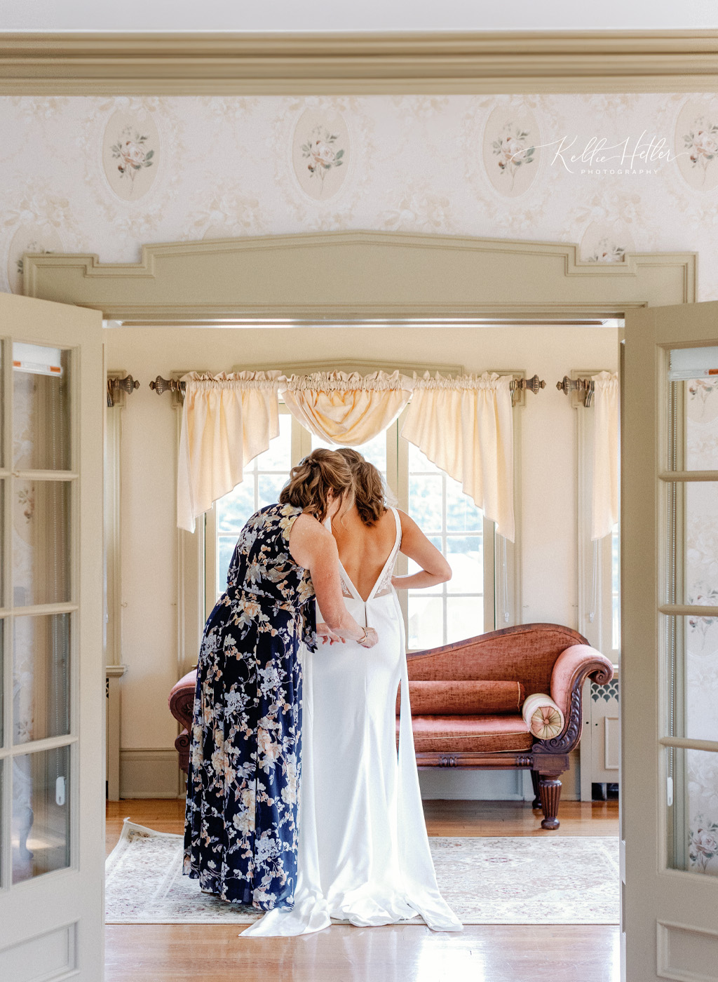 getting ready in bridal suite at felt estate